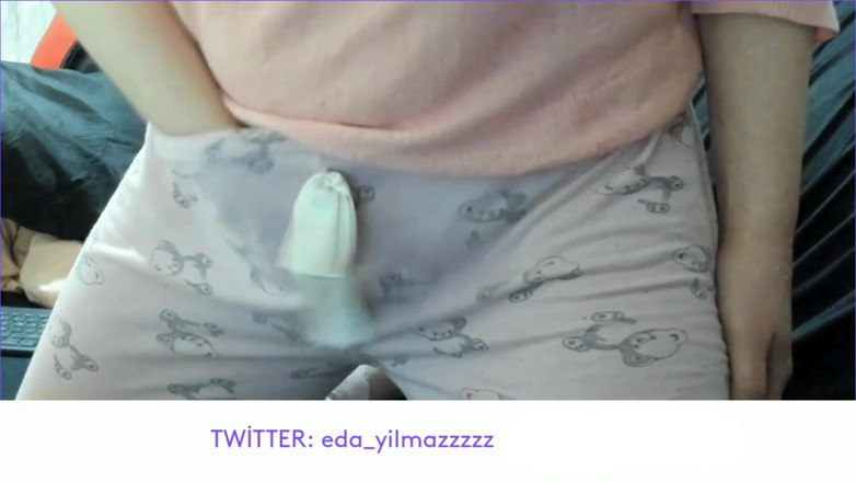 bigass_sexy_bigboobs: Tření kundičky s pyžamem