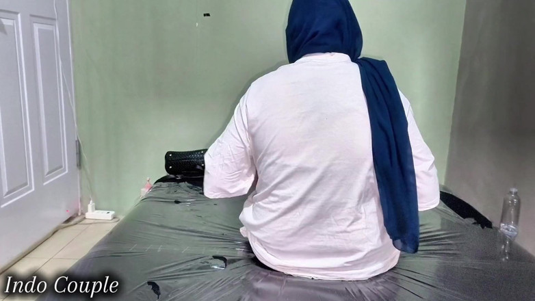 Indo Couple: Mahasiswi Nakal Ini Pergi Ke Panti Pijat Spa Yang Dia...