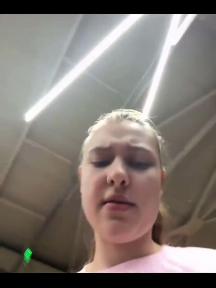 JuiceLussie: Veřejné hrátky s přírodními kozami a svorky na bradavky