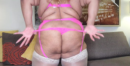 Josie4yourpleasure: Vaše oblíbená děvka předvádí svůj tlustý zadek a kundičku zezadu.