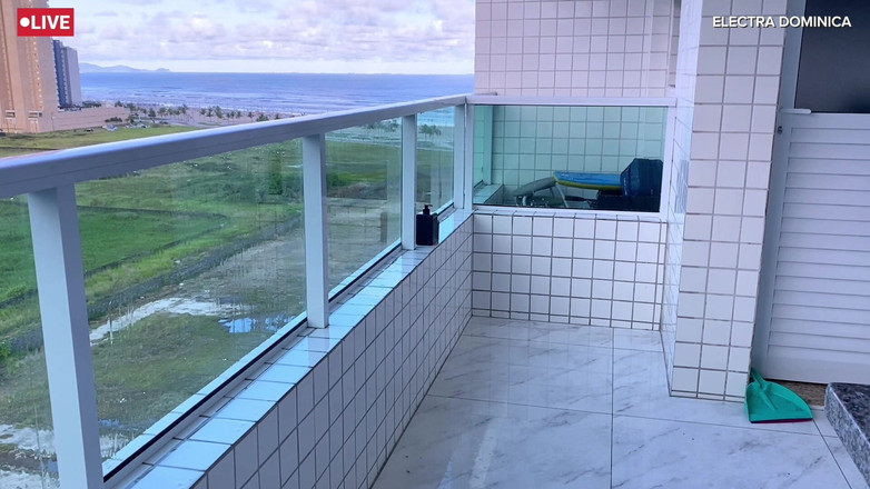 Curious Electra: बालकनी पर बड़ी गांड