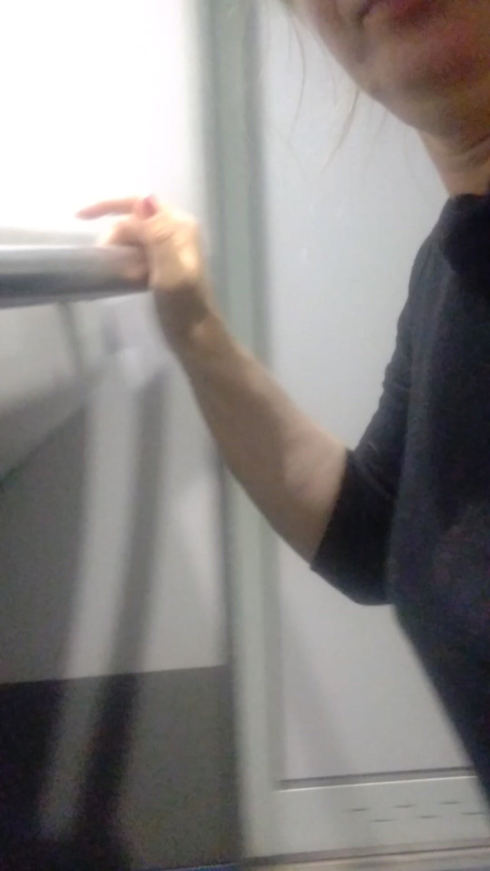 Naughty Slave: guda phisting, gaip, ek aadhunik tren ke shauchaalay men pharsh...