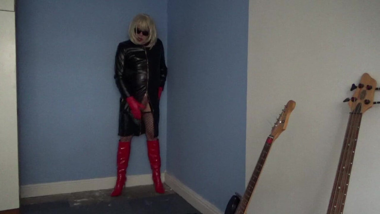 Leather Kirsten: 더 많은 레드와 블랙 가죽과 망사