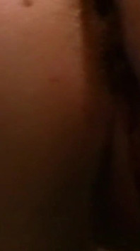 Geile brunette zuigt pik en wrijft hard over haar natte poesje