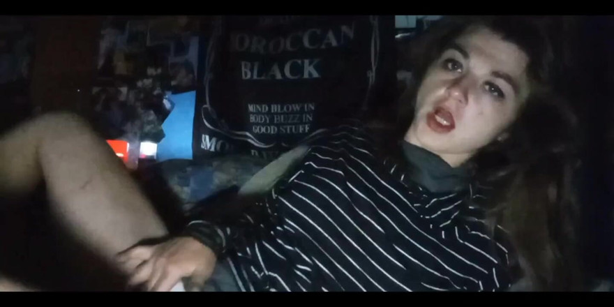 Freakshowsuckerr: A la pequeña ninfómana le encanta tocar su coño al...