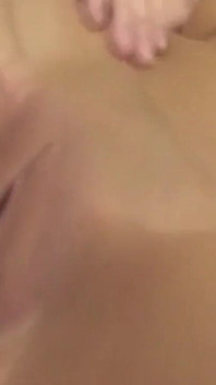 욱신거리는 낙타 토 슬릿에서 흘러내리는 크림 같은 정액