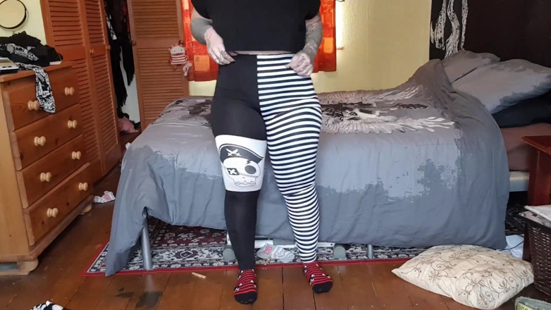 Tattooed Milfy Mama: Pawg strelen en klaarkomen in een legging