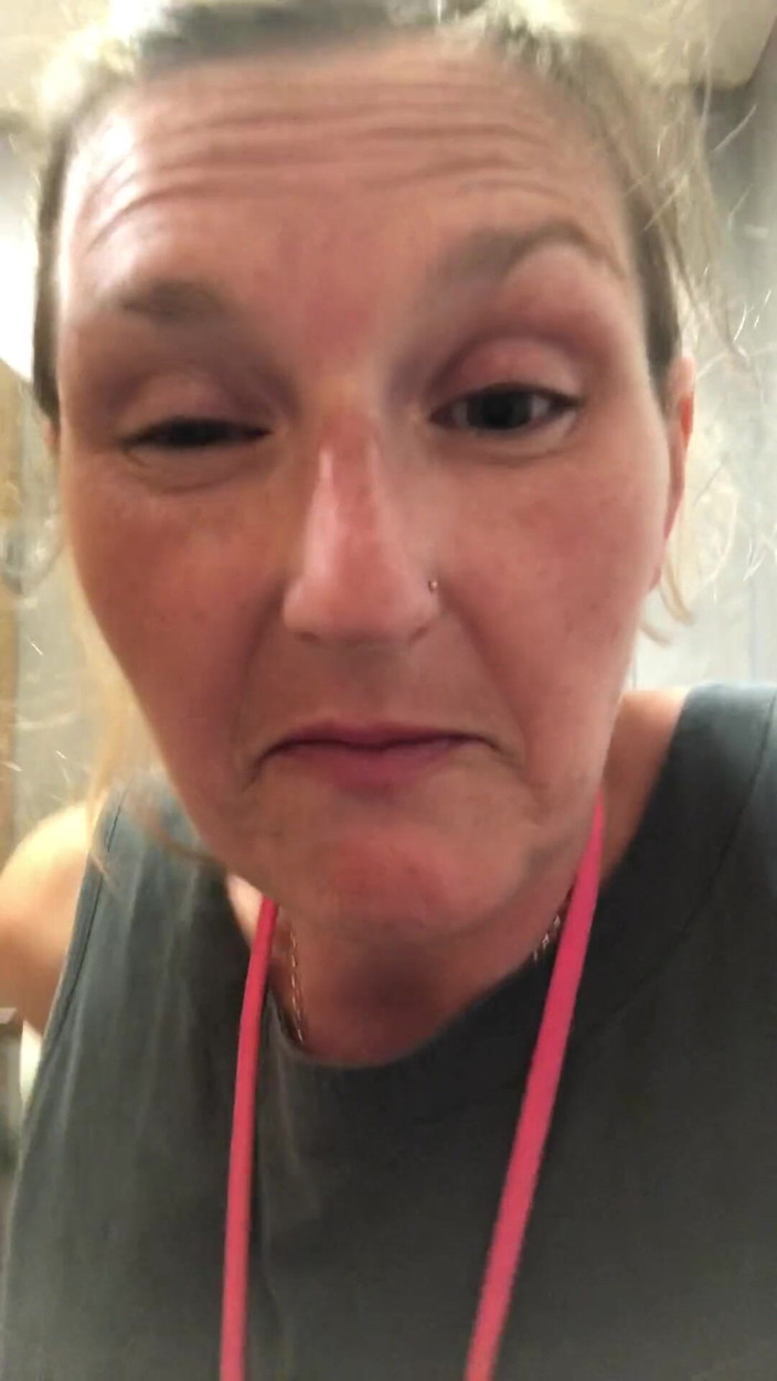 Pissing Paradise: Moc Sika Z Idealnej Owłosionej Cipki W Publicznych Toaletach