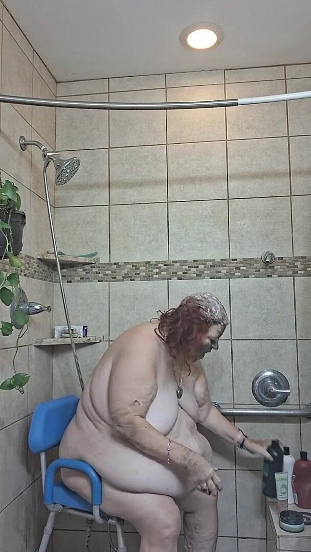 BBW nurse Vicki adventures with friends: Grande enfermeira linda Vicki tomando um tratamento de lama no...