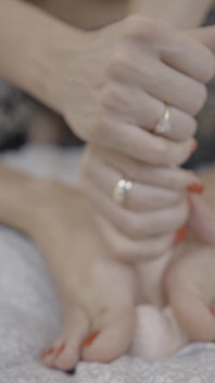 La miLF bionda si regala un footjob e un gioco con il dildo