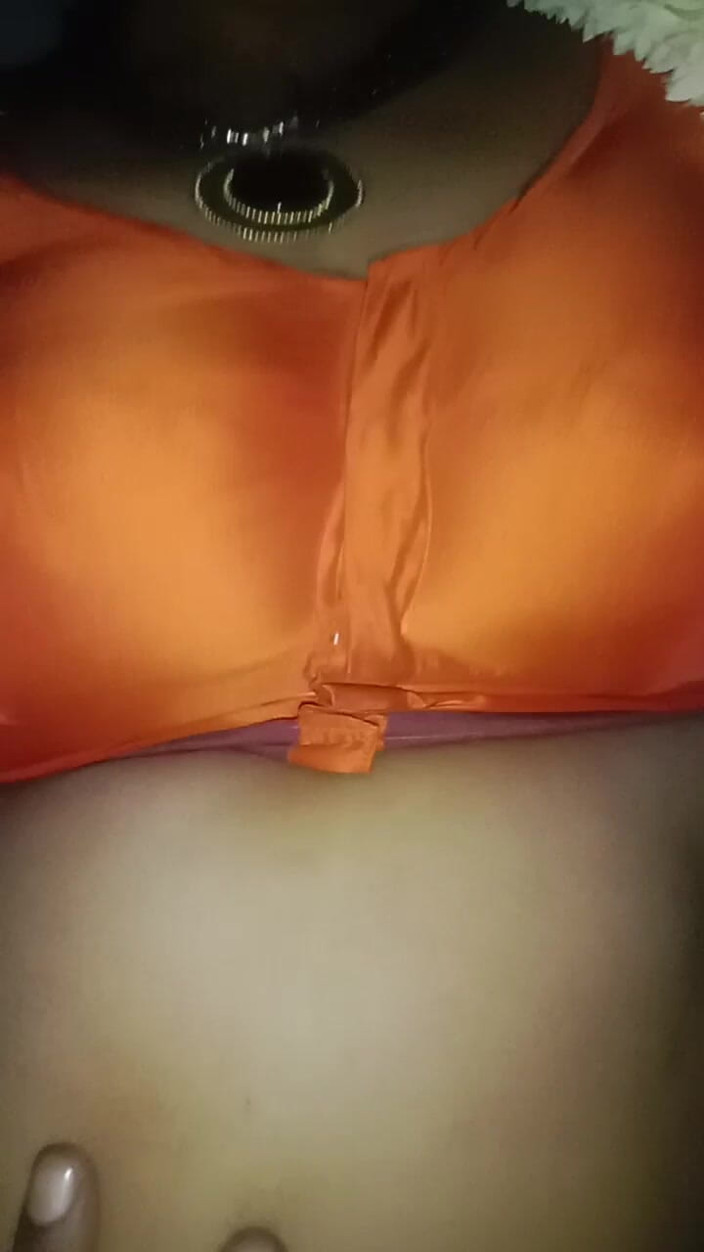 Santhi89: Bini rumah Tamil memberikan blowjob yang sangat bagus dalam zakar...