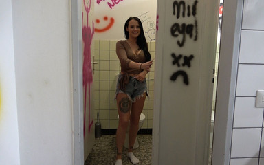 German Fuck Girls: Harika! İstasyon Tuvaletinde Mastürbasyon Yapmak!