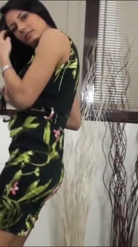 Sofia Cucci auf dem schreibtisch steckt einen großen dildo in jedes loch