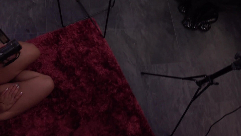 Nikky Thorne: Dvě femdom dámy chčijí do pusy chlapce