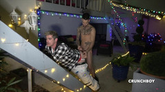 Slut twink used bareback by XXL cock: Líbá a šuká mě venku