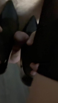 Footjob d’une femme sexy à son mari, talons hauts arrosés de sperme et bas nylon noirs dans une balançoire enchaînée en cuir, vidéo maison