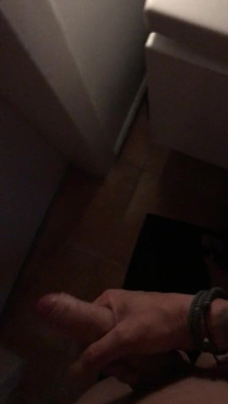 Horny nice guy: Je suis tellement excitée, suce mon énorme bite