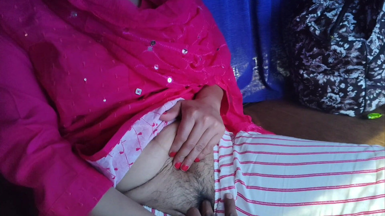 Khushboobhabi: 走るバスの中で服を着替える少女