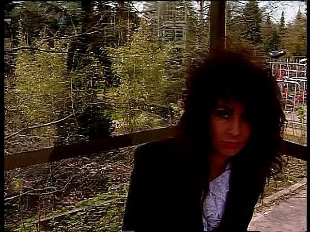 Lucky Cooch: Чарівна брюнетка красуня на відкритому повітрі інтерв'ю