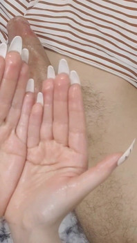 Uñas fetiche masturbación con la mano mujer en primer plano