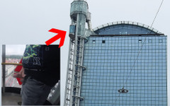 Funnyboy-Ger: Îmi masturbez pula foarte riscant transparent în aer liber, la etajul 13,...