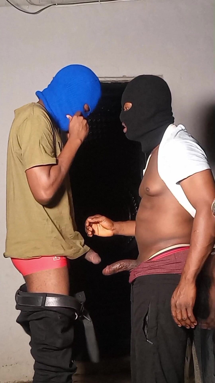 Enigmatic Buoy: Azgın iri güzeller garajda sikişiyor