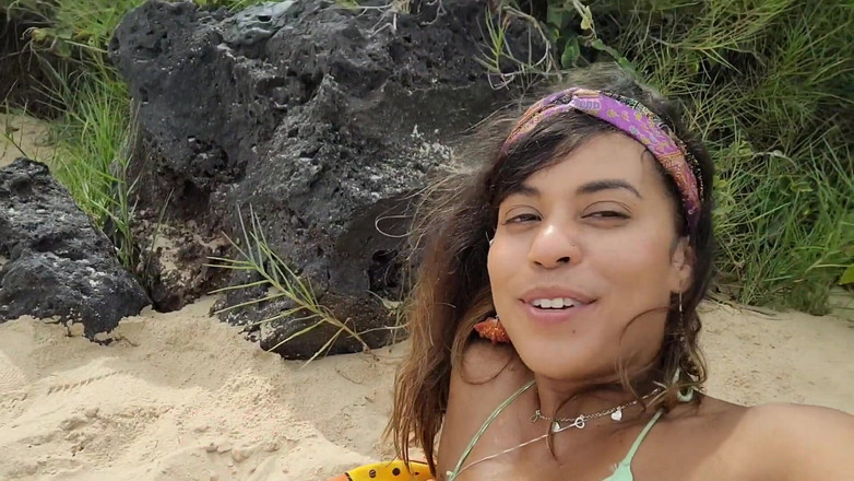 Srta XXX: Krásná Brazilka se dělá na pláži s lidmi kolemjdoucími
