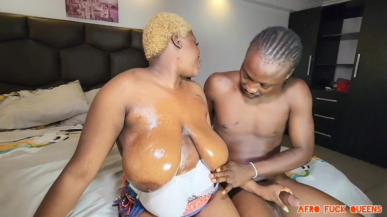 Afro fuck queens: विशाल काले स्तन वाली बेब ने जोरदार डाला।