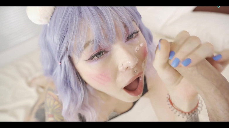 Karneli Bandi: ティーンがジューシーなフェラチオとフェイシャルをする。カルネリ・バンディ