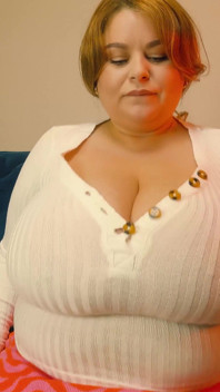 Tiddies em blusa branca