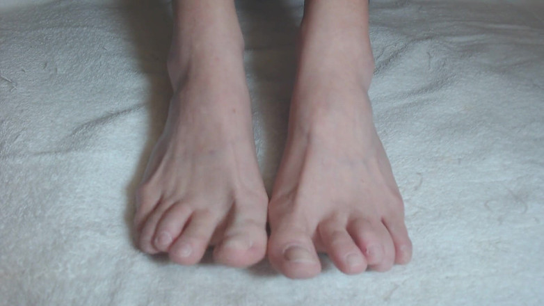 Abby Anna: Bare short toenails toe wiggling