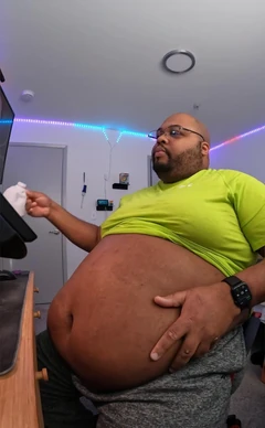 Outro trabalho de inchaço e. Meu deus, a barriga está ficando enorme.