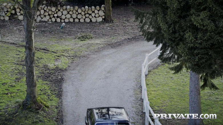 Private.com: Henessy adalah pembantu rumah yang sempurna untuk bertiga dengan Natalia...