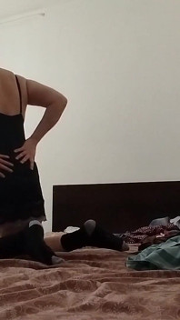 La Donna Amatoriale Si Diverte a Provare I Vestiti E Tagliarli.