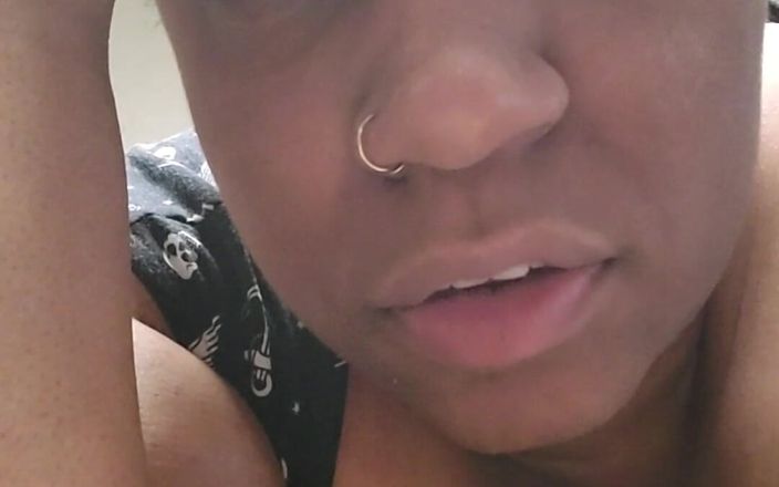Josie4yourpleasure: お腹が空きました。夕食は何にしますか?私は書いて、すぐに誰かが私のお尻を食べていたらどんなにいいだろうと考えます。 必要な