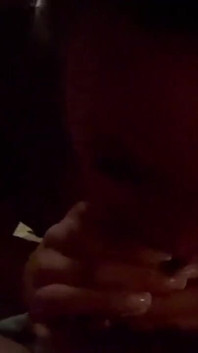 Monika Fox menghisap batang di sauna