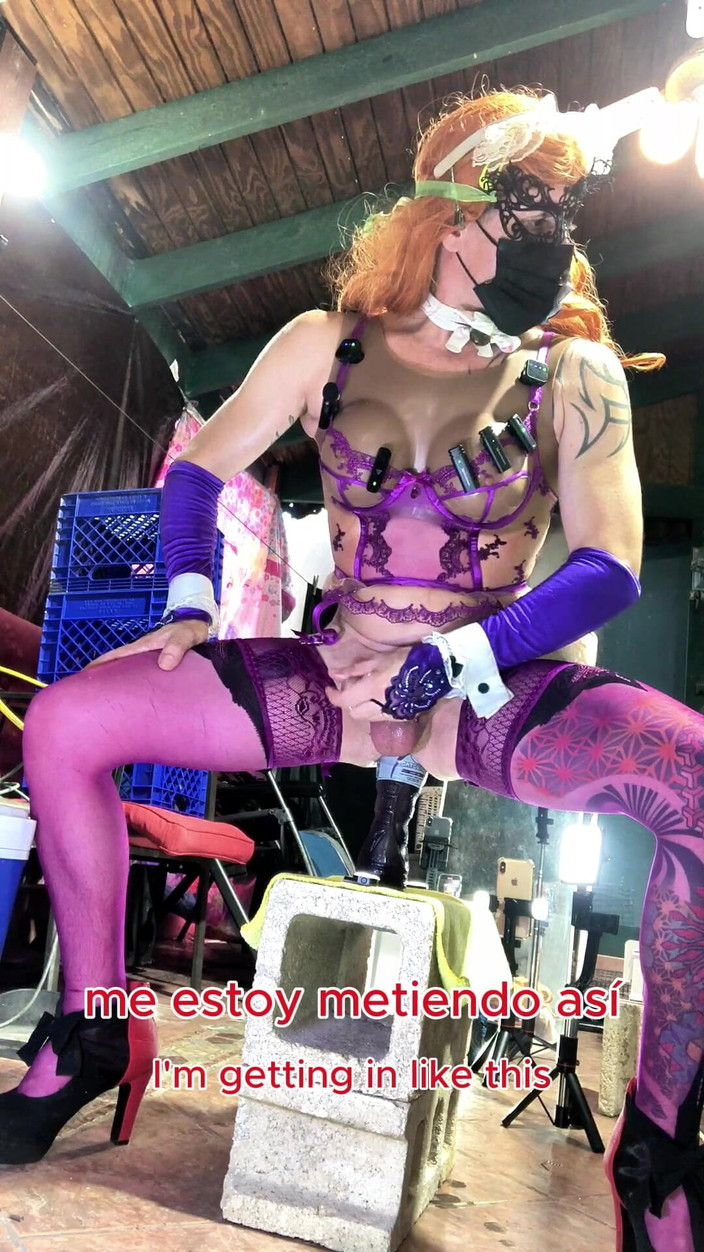 Benito414: 紫色のランジェリー姿のセクシーなシーメールが彼の尻にボトルを挿入している