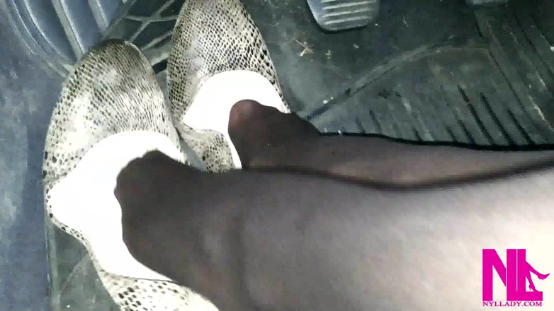 Nyllady: Honění a footplay s hadd navrženými byty v autě