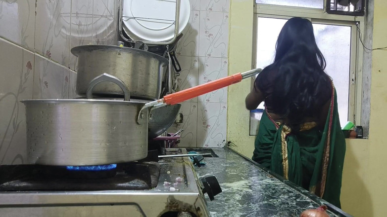 Mumbai Ashu: Трах индийской горячей бхабхи на кухне, Мумбай-Ашу