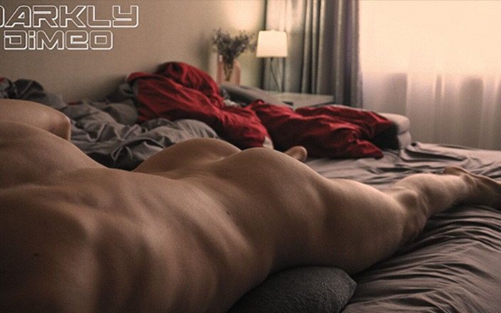 DarklyDimeo: 温柔的谈话深呼吸和大声呻吟的继父摇晃男人的屁股啪枕头高潮 第一人称视角