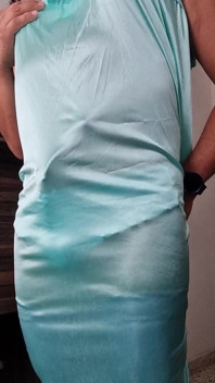 Cămașă de noapte albastră din satin, masturbare fără mâini, excitată cu material moale și delicat din satin, chiloți și ciorapi din satin
