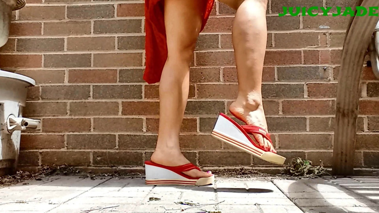 JasmineJade: Petits pieds asiatiques dans des tongs à talons rouges