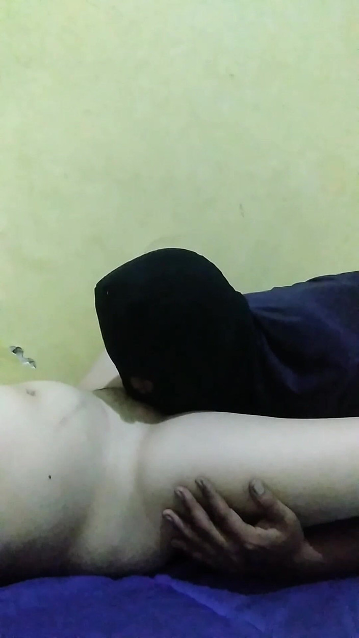 Angelina Pop: 집에 조용할 때 밀프의 보지 핥기