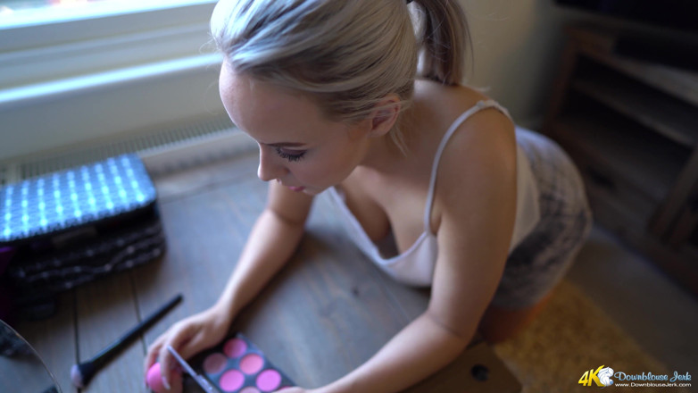 DownblouseJerk: Millie Fenton - Waiting for You!