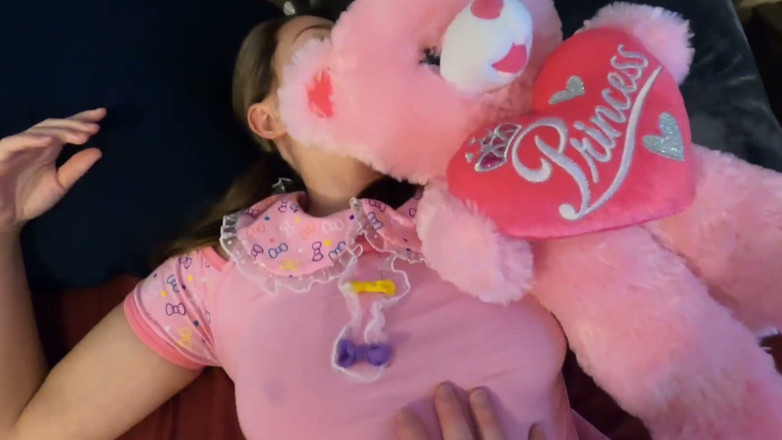 ScarlettRavenXO: Une belle-fille solitaire se rampe dans son lit avec son...