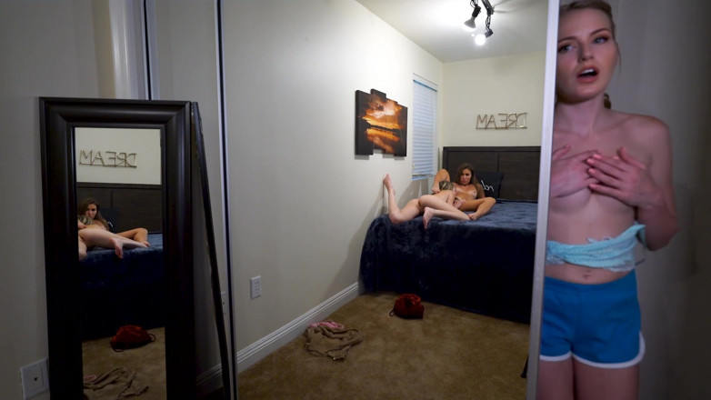 CamSoda: 娇小可爱的女郎一边观看继妹给另一个女孩剪刀，一边自慰一边达到呻吟高潮