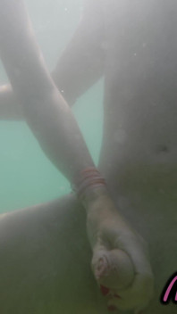 Siamo Stati Beccati! Il Mio Insegnante Sego Il Mio Cazzo Sott'acqua Sulla Spiaggia Nudista Sesso Pubblico 4K