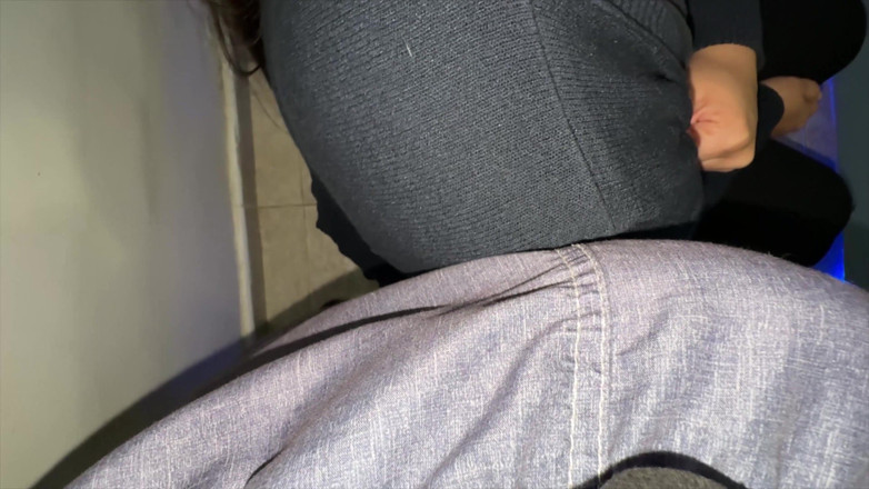 CoupleOfHotSins: Hij Zet Zijn Penis Op Haar Schouder En Ze Grijpt...