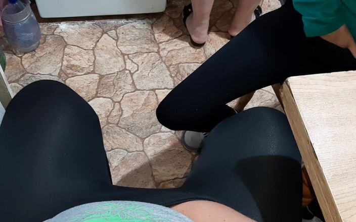 Lesbian-candys: 我们在继母做饭时对她撸管 - lesbian-candys