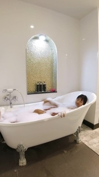 Hora do banho com tesão em um quarto de luxo